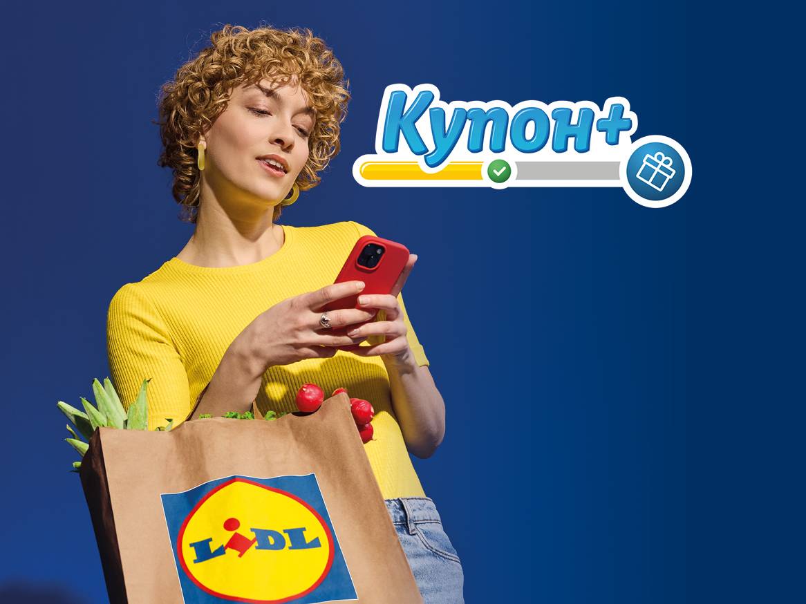 Жена с телефон Lidl, използваща приложение Lidl Plus