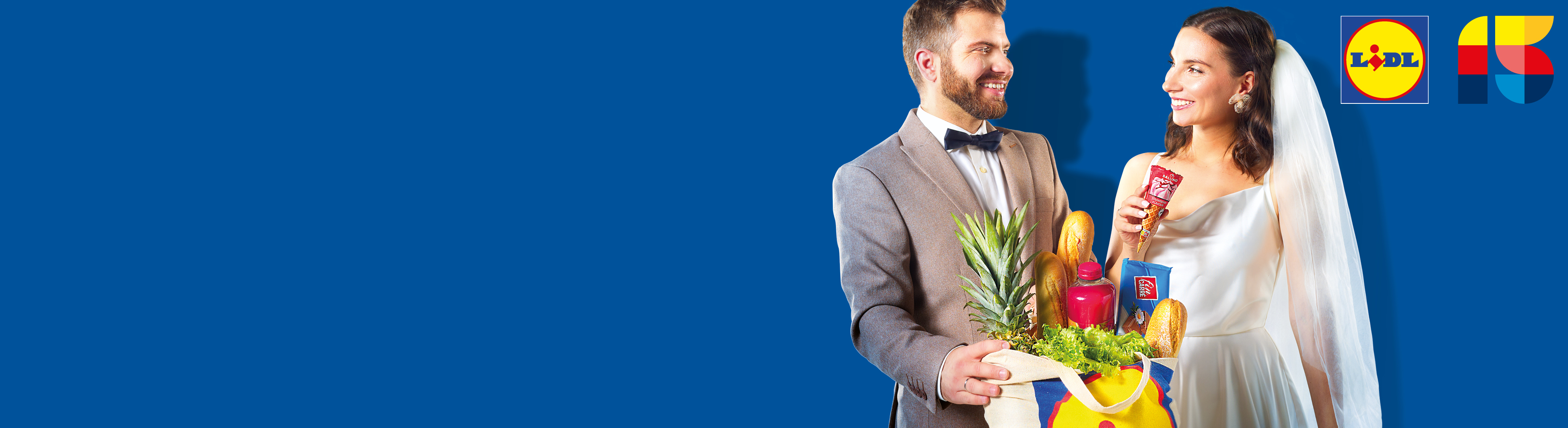 Младоженци с пазарска чанта на Lidl, пълна с ананас, хляб и маруля, докато булката държи сладолед.