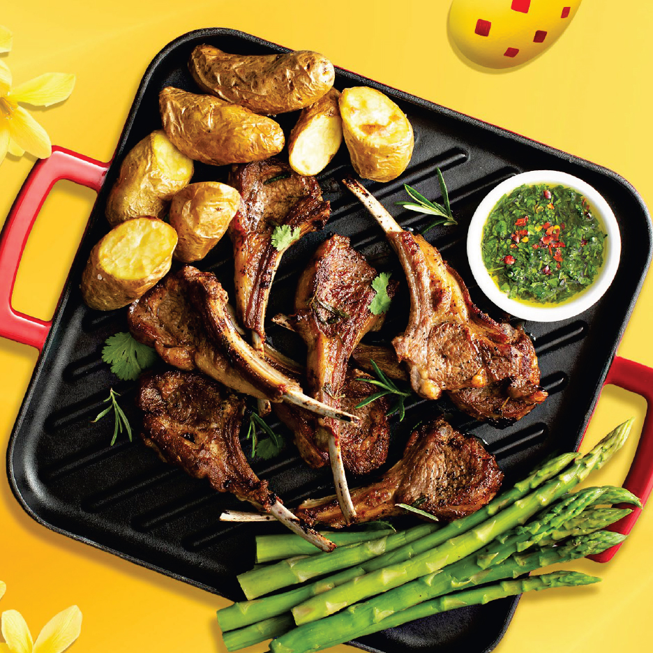 Агнешки котлети, печени картофи, аспержи и сос чимичури на грил тиган.