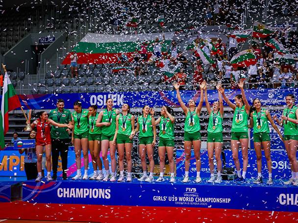 Bulgarianят отбор по волейбол за момичета U19 празнува победата си на Световното първенство.