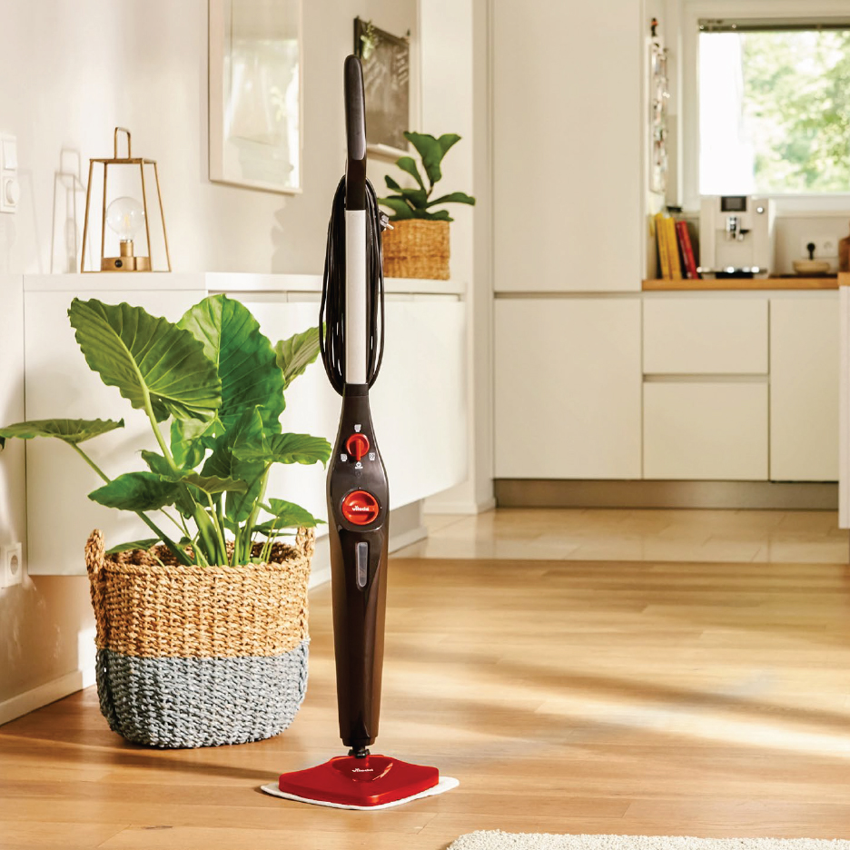 Парочистачка в модерен интериор на кухня и всекидневна с дървен под.