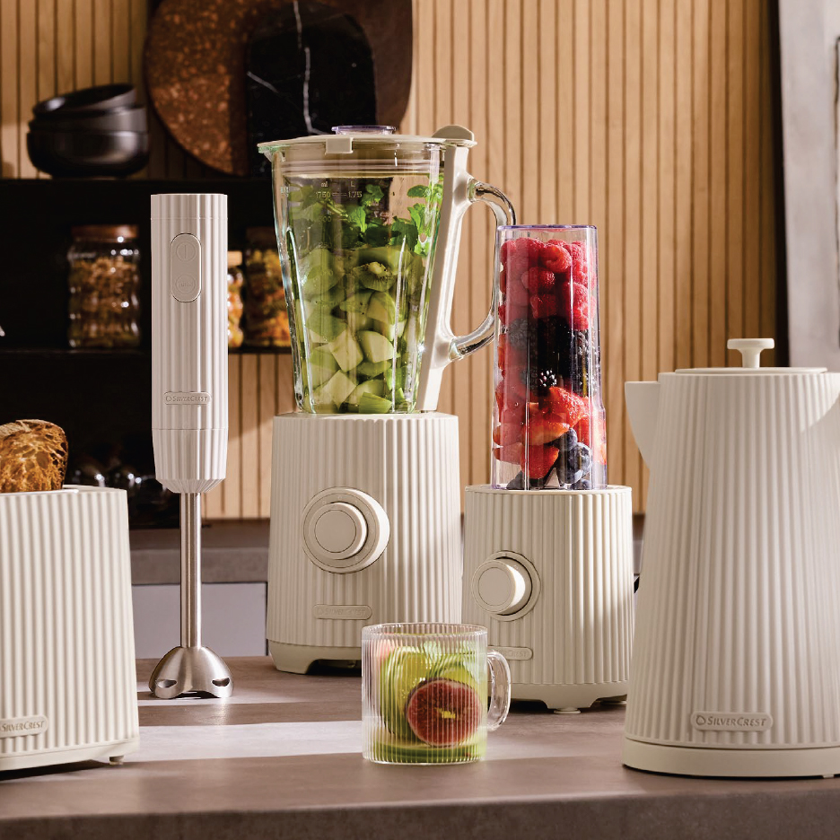 Комплект кухненски уреди в кремав цвят с вертикални ребра, включващ блендер, пасатор, тостер и кана за вода.
