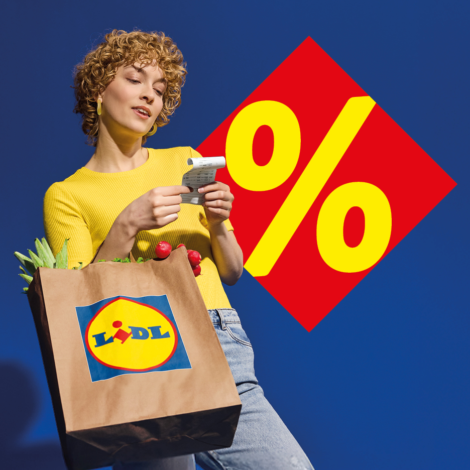 Жена с пазарска чанта и касова бележка, на фона на голям знак за процент.