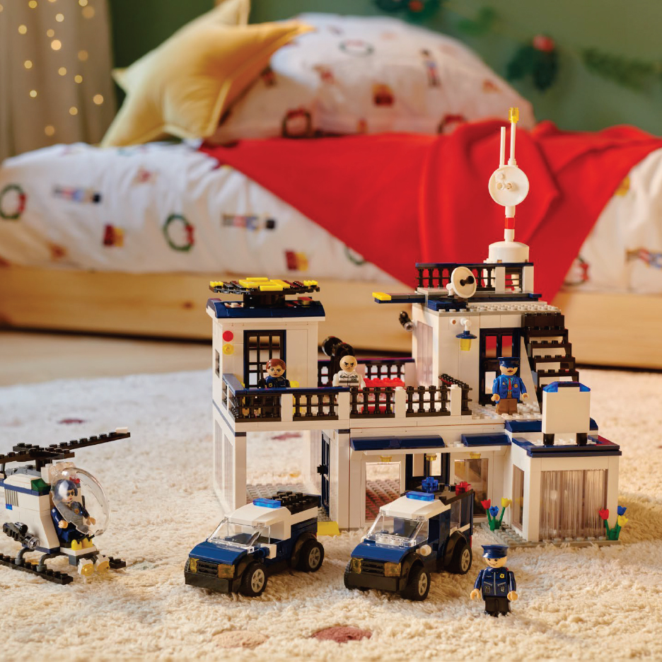 Lego полицейски участък с хеликоптер, две полицейски коли и фигурки