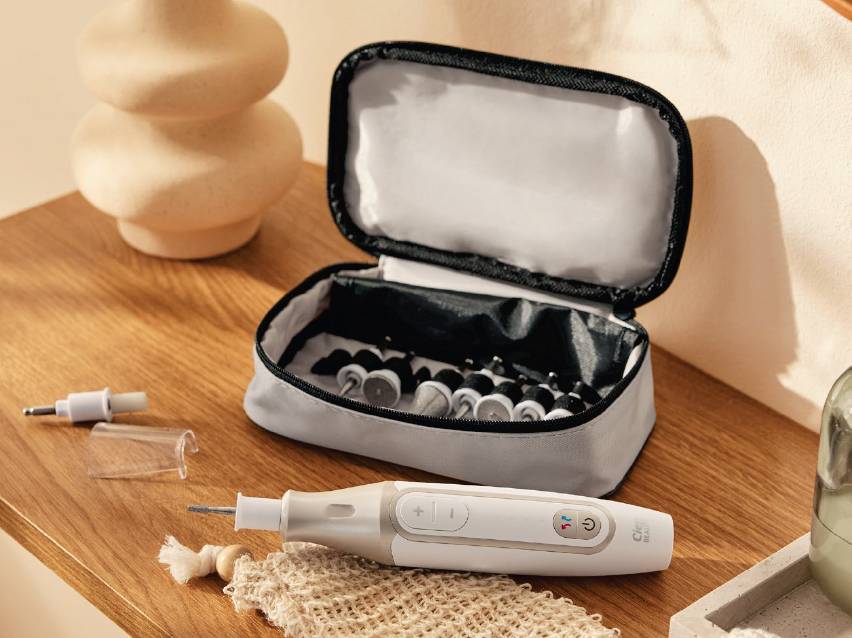 Комплект за маникюр и педикюр с електрическа пила и различни приставки в калъф.