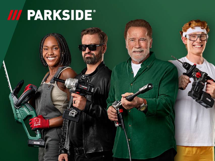 Четирима души, включително Арнолд Шварценегер, държат различни електрически инструменти на зелен фон.