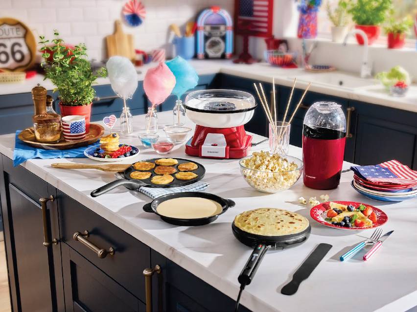 Кухненски плот с машини за пуканки и захарен памук, палачинки и декорации в американски стил.