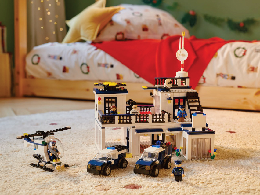 Lego полицейски участък с полицейски коли, хеликоптер и фигурки