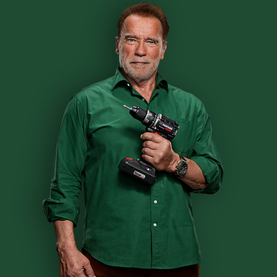 Арнолд Шварценегер държи бормашина Parkside.